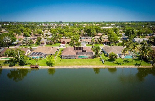 Tamarac House | Spacious 5-bedroom house in wonderful Lauderhill with AC