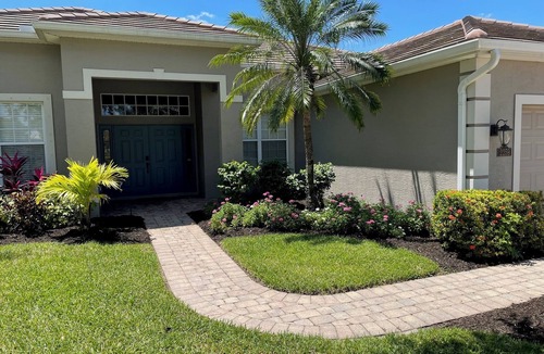 Valencia Lakes House | Spacious 5-bedroom house in superb Naples with AC, WiFi, pool and much more.