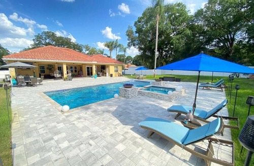 Egypt Lake-Leto House | Spacious 5-bedroom house with WiFi, AC, Heated Pool and Jacuzzi in Central Tampa