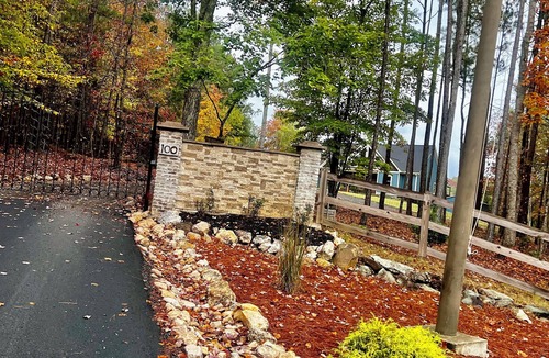 Cartersville House | Spacious 5-bedroom rustic retreat on 10 acres in charming Dallas