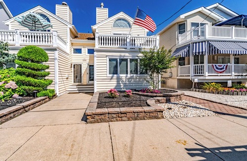 North End Condo | Spacious 5-Bedroom with Private Deck, Fireplace & Convenient Parking