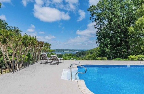 Guntersville House | Spacious 5BR estate with Jacuzzi, pool, patio, and full kitchen.