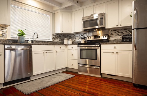 Downtown Charleston House | Spacious 5BR Home sleeps 14- Families, Bachelorettes & Groups with Free Parking