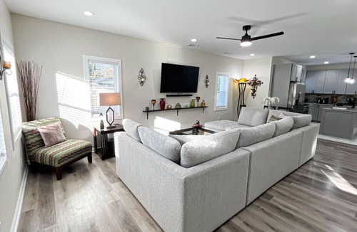Macon House | Spacious 5BR Home | Sleeps 12 | Pet Friendly