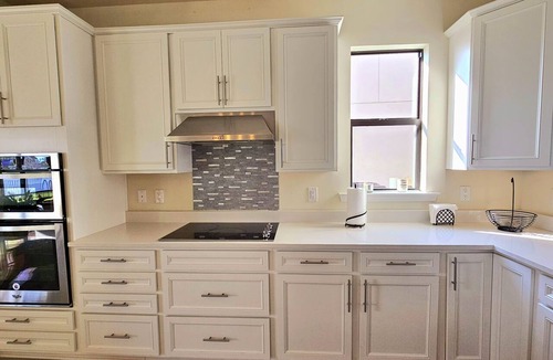 Three Oaks House | Spacious 5BR Poolside Retreat / Heated Pool / 6 Beds / Sleeps 12