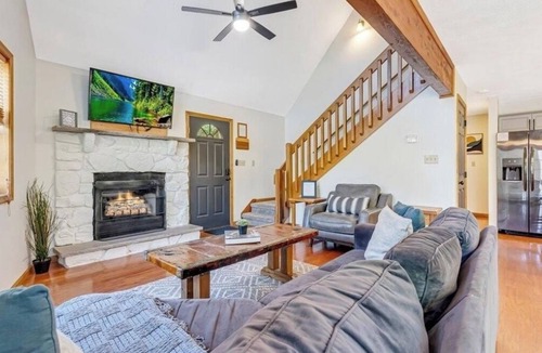 Lake Harmony Estates Ski Chalet | Spacious 6-bd chalet in Lake Harmony, Hot tub, WiFi, AC, Lake Access