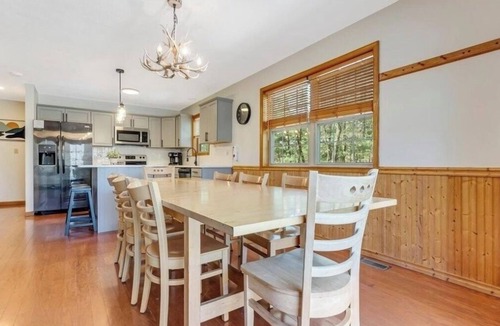 Lake Harmony Estates Ski Chalet | Spacious 6-bd chalet in Lake Harmony, Hot tub, WiFi, AC, Lake Access