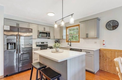 Lake Harmony Estates Ski Chalet | Spacious 6-bd chalet in Lake Harmony, Hot tub, WiFi, AC, Lake Access