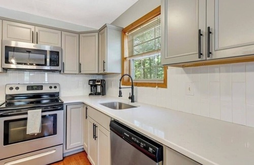 Lake Harmony Estates Ski Chalet | Spacious 6-bd chalet in Lake Harmony, Hot tub, WiFi, AC, Lake Access