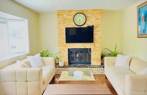 Edison House | Spacious 6-bedroom house in Edison near TopGolf & Supercharge with AC, WiFi