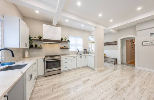 Roselle House | Spacious 6BR Retreat - Pool - Fire Pit - BBQ - 30 Min to NYC!