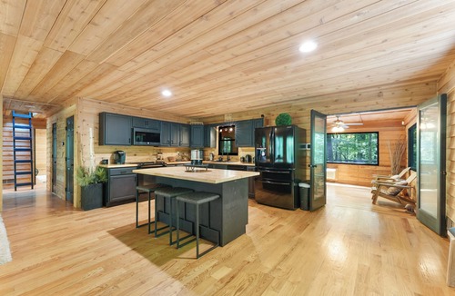 Stockbridge Cabin | Spacious 7-bedroom cabin with AC in charming Stockbridge