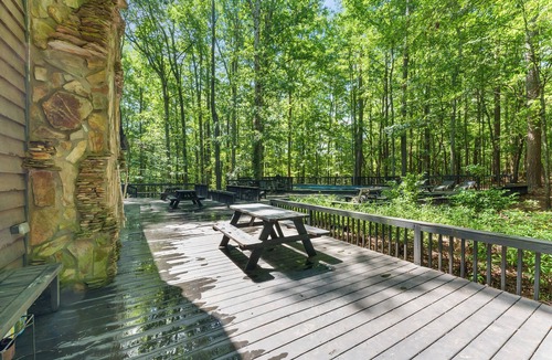 Stockbridge Cabin | Spacious 7-bedroom cabin with AC in charming Stockbridge
