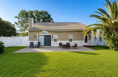 Girvin House | Spacious and quiet home with private patio & enclosed yard