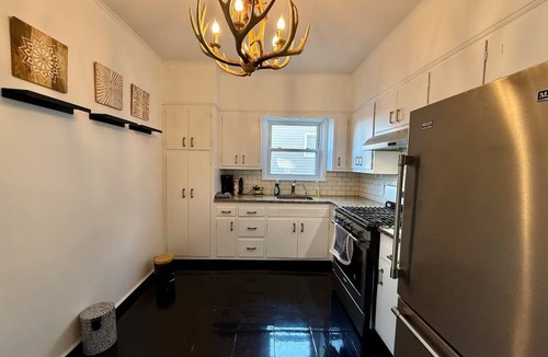 Edgewater House | Spacious apartment near NYC