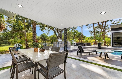 Naples House | Spacious Beach Retreat 10 minutes from the Beach - pet friendly w/fee