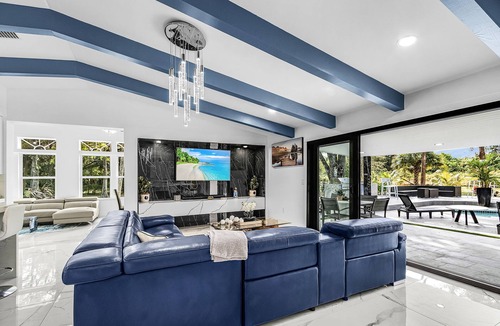 Naples House | Spacious Beach Retreat 10 minutes from the Beach - pet friendly w/fee
