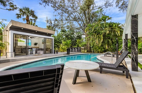 Naples House | Spacious Beach Retreat 10 minutes from the Beach - pet friendly w/fee