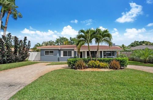 North Andrews Gardens House | Spacious Bright Dream Home & Heated Pool in Oakland Park