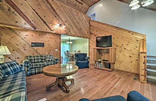 Springville House | Spacious Cabin on Kentucky Lake with Large Deck!