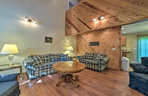 Springville House | Spacious Cabin on Kentucky Lake with Large Deck!