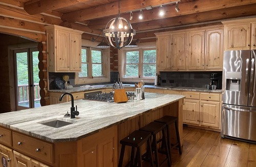 Cherry Log Cabin | Spacious cabin w/Hot Tub , 10 minutes from downtown Blue Ridge.