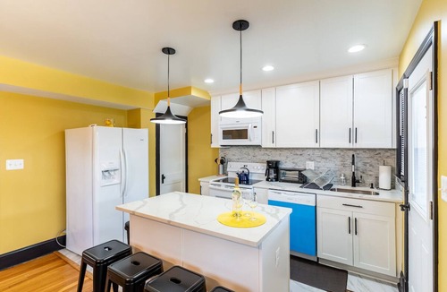 Fairlawn House | Spacious Charming DC Row House + Free parking-Sleeps 17 guests