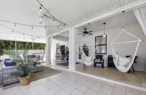 Whitfield House | Spacious & Clean Family-Sized Home - By Beaches/IMG/Airport/Downtown