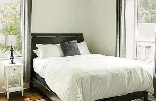 Loudon Apartment | Spacious Freshly Renovated Townhome - City Side