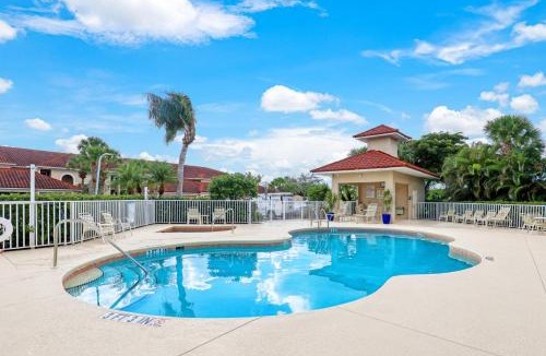Naples Apartment | Spacious Golf Club Condo, Membership Available!