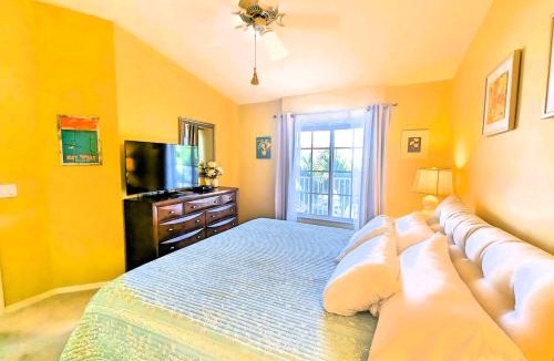 Naples Apartment | Spacious Golf Club Condo, Membership Available!