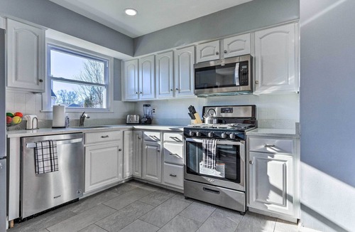 Colonia House | Spacious Home ~ 11 Mi to Staten Island!