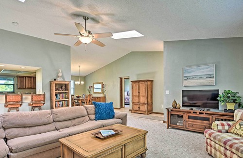 Hidden Lake House | Spacious Home - 5 Mi to Beach & Int’l Speedway!