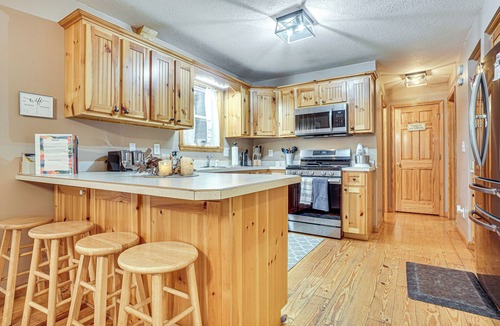 Helen Cottage | Spacious Home in Helen w/Porch & Balcony!