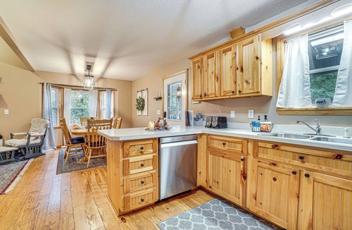 Helen Cottage | Spacious Home in Helen w/Porch & Balcony!