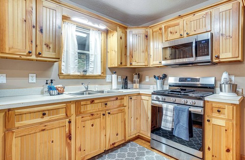 Helen Cottage | Spacious Home in Helen w/Porch & Balcony!