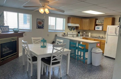 Weeki Wachee Gardens House | Spacious home on clear canal just a few houses from the main river includes kayaks and pool table!