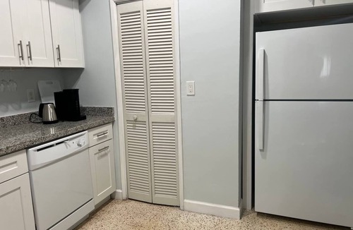 North Miami Beach House | Spacious Home - Bed in a double room