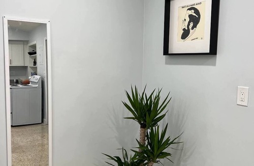 North Miami Beach House | Spacious Home - Bed in a double room