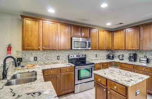 Pooler House | Spacious Home w/Screened Patio in Pooler!