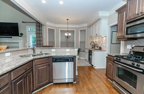 Mableton House | Spacious home with cozy bedrooms, basement lounge, screened porch, and full kitchen. Minutes from Mercedes-Benz Stadium, Six Flags, and downtown. Comfort, space, and a prime location—book now!