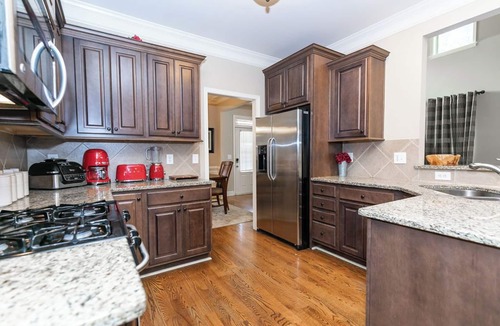 Mableton House | Spacious home with cozy bedrooms, basement lounge, screened porch, and full kitchen. Minutes from Mercedes-Benz Stadium, Six Flags, and downtown. Comfort, space, and a prime location—book now!