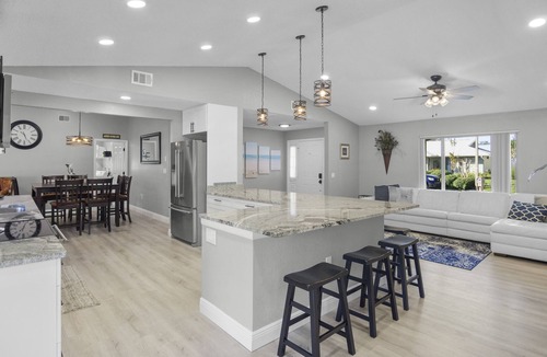Seminole House | SPACIOUS home with private POOL 5 mins to beach! Close to everything!