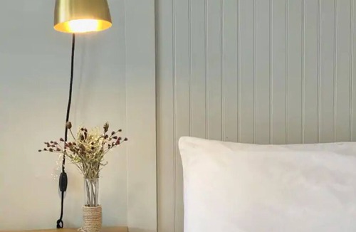 Cashiers Hotel | Spacious Hotel King Room in Cashiers Center