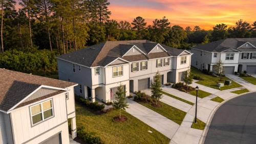 Northside House | Spacious Jacksonville Townhome 3 Bedrooms Sleeps 6