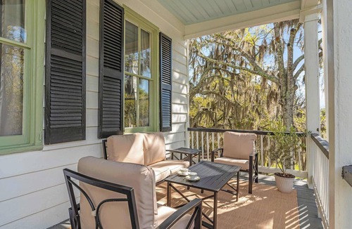 The Old Commons House | Spacious King Suite, Large Porches, Near Downtown!