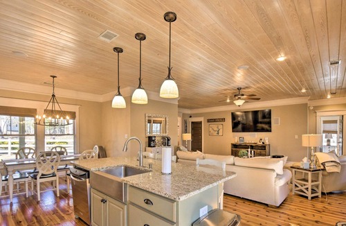 Gumlog House | Spacious Lake Hartwell Home w/ Dock & Views!