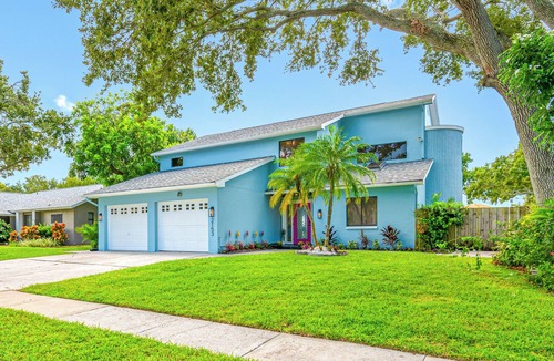 On Top of The World House | Spacious Lakefront pool retreat in Clearwater less than 20 min to beaches