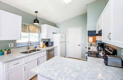 North Fort Myers House | Spacious lakefront pool home in North Fort Myers - Horizon Oasis