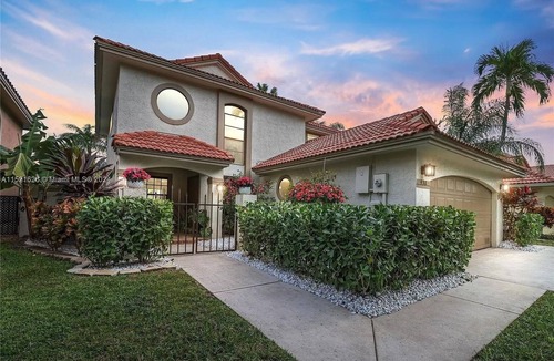 Deerfield Beach Villa | Spacious Lakeview 3-BR Oasis with Pool & HotTub in Deerfield Beach,FL